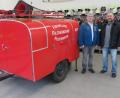Bild: ow
Nicht mehr zeitgemäß ist der 57 Jahre alte Anhänger, mit dem die Filchendorfer Feuerwehr ausrücken muss. Kommandant Ulli Preißinger (rechts) und Vorsitzender Wolfgang Ciesielski (links) bemängeln, dass dazu ein privater Bulldog erforderlich ist. Mit den noch wenig verbliebenen Landwirten im Dorf kann es da zu Engpässen kommen. Wegen der mangelnden Sicherheitsausrüstung, wie zum Beispiel einem Blaulicht, besteht bei Einsätzen ein Risiko für die Einsatzkräfte.