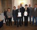 Bild:  krb
Renate Fukerider (mit Urkunde vorne, rechts) und Josef Eschenbecher ( vorne, links) werden mit dem Ehrenzeichen des Bayerischen Ministerpräsidenten ausgezeichnet. Landrat Andreas Meier (Fünfter von links) verleiht den Ehrenamtspreis in der Kapelle des Landratsamts.