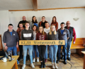Bild: enz
Vorne das Schild haltend die drei neu aufgenommenen Mitglieder Marius Freundl, Antonia Pilsak und Marika Eckstein (von links). In der zweiten Reihe von links Zweiter Vorsitzender Fabian Meyer, Kassier Tobias Altnöder, Beisitzerin Sophia Freundl, Besitzer Lukas Altnöder, Vorsitzender Thomas Meyer und Bürgermeister Klaus Meyer. Hinten (von links) Beisitzer Michael Meyer, Vorsitzende Louisa Rosner, Schriftführerin Fabiola Rosner und Zweite Vorsitzende Theresa Fröhlich.