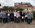 Bild: gz
Ein Dank für 50-jährige Treue ging an Josef Bauriedl (4.v.l.), Bruno Hüttner (8.v.l.), Fritz Möstl (4.v.r.) und Ewald Singer (6.v.r.), sowie für 60 Jahre an Horst Forster (5.v.r.).
