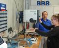 Bild: Portner
Bildungsbegleiter Rudi Rettinger leitet Nadine an der Tischbohrmaschine an. Für den Berufsbildungsbereich der Oberviechtacher Werkstätten stehen eine kleine Werkstatt sowie ein Schulungsraum für die Theorie zur Verfügung.