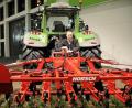 Bild: Ingmar Höfgen
Die Schwandorfer Firma Horsch präsentiert auf der Internationalen Grünen Woche in Berlin einen Prototypen, der Unkraut ganz ohne Herbizid-Einsatz im Feld entfernt. Als „Hybrid-Landwirtschaft“ bezeichnet das Unternehmen die umweltschonende Technik.