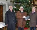 Bild: lg
In der noch weihnachtlich geschmückten Kirche wurde jetzt der Erlös aus dem Adventskonzert an Stadtpfarrer Alfons Kaufmann übergeben.