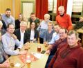 Bild: mef
Auch eine Abordnung aus Flossenbürg schaute auf ein Feierabendbier beim Zoigl der Flosser Genossen vorbei.