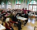 Bild: bph
Jede Menge Spaß hatten die Senioren bei den praktischen Übungen unter Anleitung von Referentin Marlene Groitl (Vierte von rechts, stehend).
