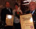 Bild: trj
Eine besondere Ehrung erfahren (von links) Thomas Mathes, der zum Ehrenkommandant ernannt wird, im Bild mit Ehefrau Monika, sowie Lorenz Enslein, der jetzt Ehrenvorsitzender ist.