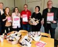 Bild: Landratsamt Wunsiedel/exb
Landrat Karl Döhler gratulierte den Vertretern der ausgezeichneten Betriebe und präsentierte dabei auch die Geschenkkörbe, die der Landkreis künftig Jubilaren und Gästen übergeben. Im Bild von links Landrat Karl Döhler, Christine Lauterbach (Entwicklungsagentur Fichtelgebirge), Julia Schrader (PEMA), Klaus Reichel (Erlebnismetzgerei Reichel), Aleksandra Weigel (Büro des Landrats) und Andreas Purucker (Brauerei Hönicka).