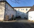 Bild: e
Das BRK-Seniorenheim Vilseck in seiner jetzigen Form muss wohl einem Neubau weichen. Die Zukunft des Standorts, die lange Zeit gefährdet war, scheint damit gesichert.