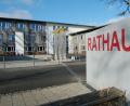 Bild: sm
Das Rathaus erhält einen Glasfaseranschluss. Damit ist die Kommune noch schneller zu erreichen und auch die Rathausmitarbeiter können noch schneller Daten versenden oder abrufen.