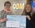 Bild: exb
Karin Borchers, Kinderkrankenschwester am Klinikum St. Marien in Amberg, nimmt für das Kinderpalliativteam Ostbayern einen Scheck über 4600 Euro von OBM-Geschäftsführerin Maria Obermeier (rechts) entgegen.