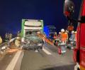 Bild: exb/Blödt
Ein schwerer Unfall hat sich am Donnerstagmorgen auf der A6 bei Amberg ereignet: Ein Kleinlaster fuhr auf einen Lkw auf. Darauf fuhr ein weiteres Fahrzeug auf.