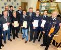 Bild: hai
Urkunden erhielten Markus Schindler (30 Jahre Treue), Günther Haberstroh (50), Hartmut Schindler (50). Die Truppmannausbildung absolvierten erfolgreich Dominik Tanner, Hannes Hartmann (mit Urkunde von links) und Jonas Günthner (dritter von links). Für 32 Jahre konstruktive Zusammenarbeit erhielt Kreisbrandmeister Karlheinz Sehnke a. D. (rechts) einen Gutschein. Ihnen dankten und gratulierten Kreisbrandmeister Jürgen Küffner, Kreisbrandinspektorin Kerstin Schmidt (von links), Kommandant Florian Wallor, sein Stellvertreter Bernd Schindler (Fünfter und Sechster von links), Vorsitzender Fritz Tanner (Mitte) und Bürgermeister Manfred Porsch (Vierter von rechts).