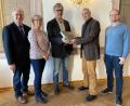 Bild: eig
Der Grünen-Landratskandidat Johann Mayer (Mitte) überrreicht dem stellvertretenden Wahlleiter Martin Koppmann (Zweiter von rechts) die Unterlagen; mit im Bild der Parksteiner Bürgermeisterkandidat Martin Völkl, Kreisrätin Sonja Reichold und Kreistagskandidat Hermann Scharl (von rechts).