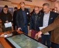 Bild: jr
Die Bürgermeister Johann Burger, Roland Grillmeier und Max Bindl (von rechts) informierten sich beim Bürgerforum vor Ort.