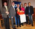 Bild: weu
CSU-Ortsvorsitzender Thomas Albang und Bürgermeister Martin Birner (von rechts) überreichten an Staatsminister Bernd Sibler (Dritter von links) Chips und Gummibärchen aus Neunburg als Geschenk. Über den Besuch des Ministers freuten sich (von links) Landrat Thomas Ebeling, MdL Alexander Flierl und Martina Engelhardt-Kopf.