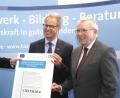 Bild: Hirsch
Ministerilaldirigent Gert Bruckner (Mitte) überreichte dem Handwerkskammer-Präsidenten Georg Haber (links) und Hauptgeschäftsführer Jürgen Kilger (rechts) den Förderbescheid des bayerischen Wirtschaftsministeriums für den Bau des neuen Zentrums für digitale Gebäudetechnik in Schwandorf-Charlottenhof.