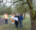Bild: Portner
Wolfgang Grosser vom Kreisgartenamt (rechts) und Bürgermeister Armin Schärtl begutachten unter dem Apfelbaum mit der Nummer „6“ den Plan des Landschaftsarchitekten zum Krankenhauspark. Daran orientieren sich auch die Mitarbeiter des Bauhofes, darunter Expertin Marion Schleicher, als sie Edelreiser von den Obstbäumen entnehmen.