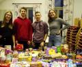 Bild: ads
20 Kilo Süßes überreichen Vertreter der Schnaittenbacher Sternsinger an die Amberger Tafel (von links): Veronika Kraus, Johannes Grosch, Leonhard Richter und Katharina Grosch.
