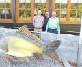 Bild: fua
Jürgen Lang, Gerhard Lang junior und Gerhard Lang senior (von links) achten darauf, dass auch Menschen mit Behinderungen auf dem Freizeithugl in der Karpfenregion Spaß haben. Sie spenden auch immer wieder Mal Teile ihrer Einnahmen für den guten Zweck, zum Beispiel an die Kinderkrebshilfe Oberpfalz Nord oder die Lebenshilfe.