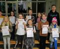 Bild: twi
Die Kinder und Jugendlichen freuen sich über ihren Erfolg. Die Sportabzeicherprüfer Alois Kiendl (links) und Marianne Decker (rechts).