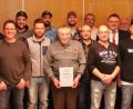 Bild: rha
Dem neuen Vorstand bei der Anglergemeinschaft Vilseck mit Vorsitzendem Christian Specht (hinten mit roter Kappe) an der Spitze gratuliert Bürgermeister Hans-Martin Schertl (mit Krawatte).
