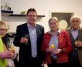 Bild: mef
Chef Matthias Alfery, Büroleiterin Inge Wach, zweiter Bürgermeister Oliver Mutterer, Renate und Gerd Lindner sowie Marcel Meier (von links) stoßen auf die neue Flosser Fahrschule an.