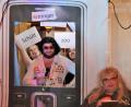 Bild: exb
Die „forsche Frieda“ sucht im Fuchsberger Fasching per Handy-App einen Mann.