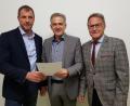 Bild: exb/Huberth Rosner
CSA Kreisvorsitzender Huberth Rosner, CSU-Landratskandidat Roland Grillmeier und stellvertretender CSA Landesvorsitzender Reiner Meier.