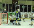 Bild: gb
Die Blue Devils unterlagen am Freitag beim SC Riessersee unglücklich mit 4:5 nach Penaltyschießen. Das Bild zeigt eine Szene aus dem Heimspiel gegen die Garmischer mit Kapitän Ralf Herbst und Martin Heinisch (hinter dem Kasten).