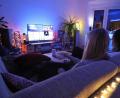 Bild: Nina Drewes/dpa
Alexa, mach das Licht blau!“ Zwei Frauen im Wohnzimmer mit Smart TV und LED-Beleuchtung, deren Helligkeit und Farbton sich per Sprachsteuerung anpassen lassen.
(Gestellte Szene)
