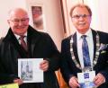 Bild: Eva Maria Windisch
Das Bild zeigt Eckhard Bodner und Bürgermeister Werner Walberer bei der Präsentation der Festschrift.