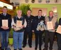Bild: gi
Der Vorsitzende der Feuerwehr Ödpielmannsberg Hermann Ach (Dritter von rechts) und zweite Kommandant Christian Bayerl (links) ehrten mit Kreisbrandmeister Thomas Kleber (Dritter von links) die Kameraden der Wehr für 25, 55 und 60-jährige Treue sowie fleißige Mitarbeit.