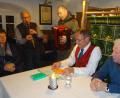 Bild: hka
Mit Sprüchen übers Essen, Trinken und Sterben unterhält Heimatpfleger Josef Schmaußer (Zweiter von rechts) auf dem Goglhof. Hans Dittrich mit dem Akkordeon und Sepp Ertl mit der Klarinette machen die passende Musik dazu.