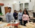 Bild: gz
Das indische Festmahl bereiteten Febi, Reshma, Arya und Silby mit Pfarrvikar Bivin zu,
