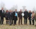 Bild: sfo
Senator Miroslav Nenutil aus Tschechien, Katrin Roider (Verein Via Carolina), MdL Tobias Reiß, Josef Rösch (Verein Via Carolina), Alfred Wolf (Vorsitzender Verein Via Carolina), wissenschaftlicher Leiter des Geschichtsparks Stefan Wolters, Finanz- und Heimatminister Albert Füracker, Sandra Brandt vom Staatsministerium der Finanzen und für Heimat, Kompetenzzentrum-Projektleiterin Carina Wagner und Bürgermeister Alfred Stier (von links) nach der Übergabe des Förderbescheids.