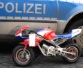 Bild: -
Polizisten haben eine fünfjährige Fahrerin auf einem sogenannten Pocket-Bike in Regensburg gestoppt.