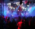 Bild: lst
JU-Vorsitzender Mathias Schnabl hat mit seinem Team in vier Tagen die Mehrzweckhalle in einen Tanztempel verwandelt. Der Aufwand hat sich rentiert, 300 Besucher feier die Mega-Party „Floß dreht auf 2.0“.