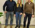 Bild: rfi
Bürgermeister Max Völkl (links) begrüßt Projektmanagerin für die Ökomodellregion Naturpark Oberpfälzer Wald Cornelia Strigl (Mitte) und Projektmanager für die Biodiversität Johannes Weinberger (rechts).