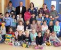 Bild: lep
Durch die Aktion „Toy drop“ erhielt das Kinderhaus sowie die Schule in Kirchenthumbach Geschenke von den Amerikanern. Für Initiator Chaplain Mike Kayle ist die Aktion ein Zeichen für die deutsch-amerikanische Freundschaft. Leiterin Daniela Dimler (hinten links)bedankte sich recht herzlich im Namen des Kinderhauses.