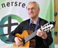 Bild: ubb
Pfarrer Josef Triebenbacher kann singen wie Reinhard Mey. Seine Lieder von Gott und den biblischen Menschen kamen beim Frauenfrühstück sehr gut an.