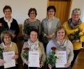 Bild: le
Der Frauenbund dankt für langjährige Mitgliedschaft und für die Bereitschaft, als neues Mitglied mit dabei zu sein. Unser Bild zeigt Helke Sommer, Elisabeth Market und Silke Scherm (sitzend, von links) sowie Cäcilie Lang, Silvia Schnappauf, Vorsitzende Christa Riedel und Manuela Preisinger (stehend, ab Zweiter von links). Pfarrer Wilfried Römischer (links) gratuliert den Damen.