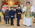 Bild: hai
Pfarrer Sven Grillmeier will im Familiengottesdienst von den Jungen und Mädchen wissen, was für sie die Dunkelheit bedeudet.