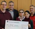 Bild: Luisenburg-Gymnasium/exb
Freude bei der Spendenübergabe: Im Bild von links Oberstudienrat Christian Metz, Schulleiter Oberstudiendirektor Joachim Zembsch, Studiendirektorin Karin Ohlendorf, Oberstudienrätin Sabine Kubik und Oberstudienrat Johannes Burger.