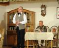 Bild: ANDREAS BRUECKMANN
Hubert Schuster, Regisseur der Haagerthaler Bauernbühne, hat sich in diesem Jahr des Stücks "Mucks Mäuserl Mord" angenommen. Der Vorverkauf für die Aufführungen in Oberleinsiedl und im Kubus in Ursensollen startet am Samstag, 1. Februar.