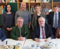 Bild: Bühner
Bezirkstagsvizepräsident Lothar Höher (sitzend, Dritter von links) informiert Ärzte und Mitarbeiter der kinder- und jugendpsychiatrischen Tagesklinik und Institutsambulanz in Weiden zusammen mit Medbo-Vorstand Dr. Dr. Helmut Hausner (stehend, Vierter von links) über den Baubeginn 
der neuen Klinik für Kinder-und Jugendpsychiatrie im nächsten Jahr.