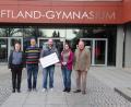 Bild: Hans-Jürgen Schmelzer/exb
Hermann Heinrich (links), Stefanie Heinrich (Zweite von rechts) und Andreas Sagstetter (Zweiter von links) von der Fachschaft Musik des Stiftland-Gymnasiums übergaben zusammen mit Schulleiter Georg Hecht (rechts) den Erlös des Weihnachtskonzerts an Michael Grünauer, Teamleiter der Psychosomatik-Abteilung.