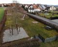 Bild: eig
Der Spielplatz „Obststreuwiese“ in der Fliederstraße bekommt ein Climbing-Zelt - ein Spielhäuschen, dessen Wände erklettert werden können. Das Spielhaus soll dort aufgestellt werden, wo aktuell die Sitzgruppe steht (rechts unten). Diese wird in die Mitte des Spielplatzes in den Schatten des Baumes verlegt.
