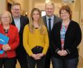 Bild: Christine Hollederer
Nach der Unterzeichnung (von links): SkF-Vorsitzende Marianne Gutwein, Oberbürgermeister Michael Cerny, Diplom-Sozialpädagogin Nicole Koppitz, Landrat Richard Reisinger und SkF-Geschäftsführerin Andrea Graf.