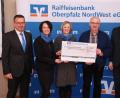 Bild: JOCHEN NEUMANN 
ERBENDORF
Den Spendenscheck an Vorsitzenden Herbert Putzer (Zweiter von rechts) überreichen (von links) Vorstandsvorsitzender Joachim Geyer, Angelika Eichhorn, Stefanie Seidl und Hans Dumler.