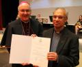 Bild: exb
Rudolf Voderholzer (links) überreicht Varghese Puthenchira die Auszeichnung.